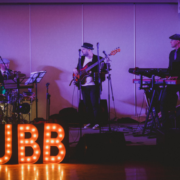 Live Bands versus Wedding DJ